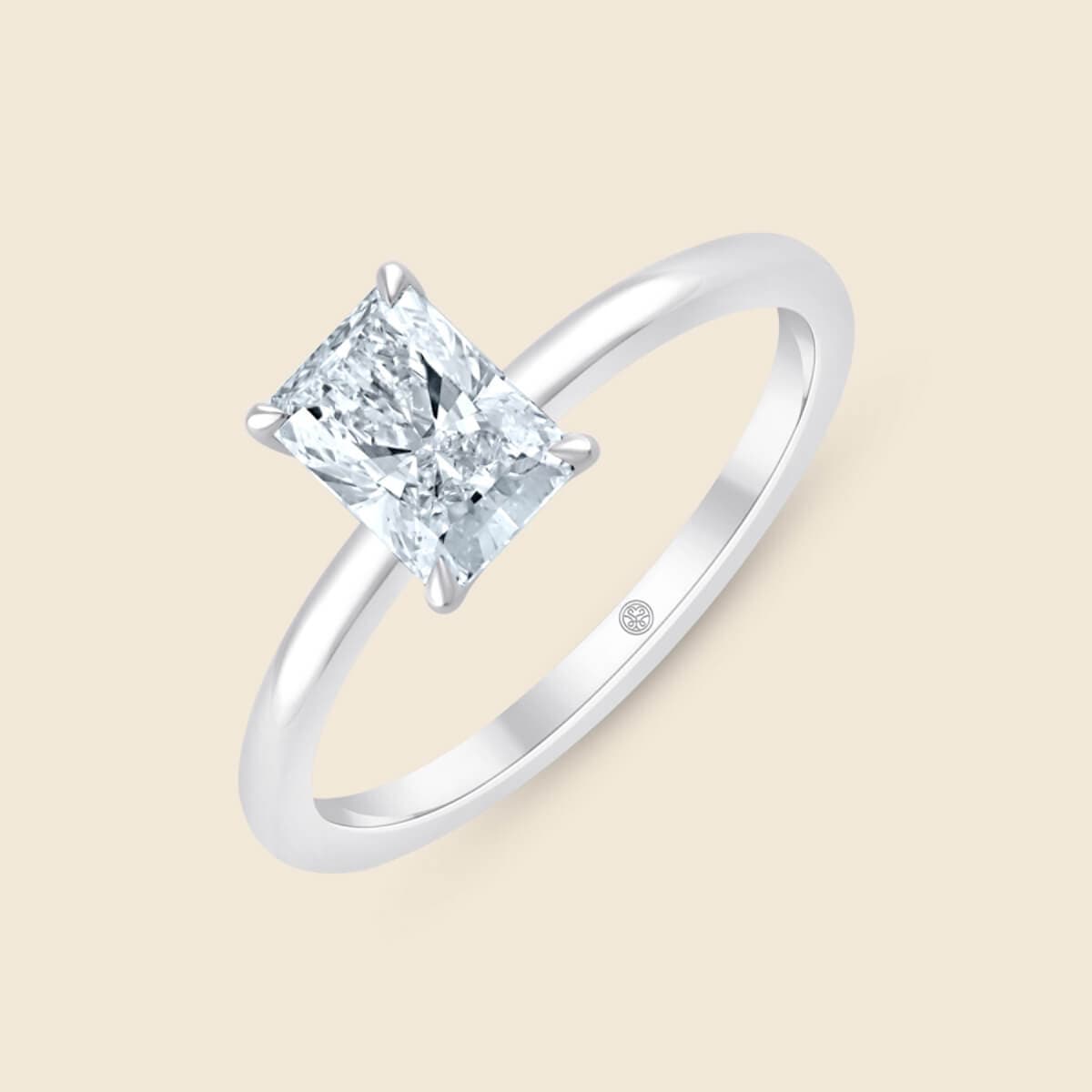 Lily Radiant Ring Verlobungsring mit Radiant Schliff mit Labordiamant für Damen - Weiß / 950 Platin von Pukka Berlin Unkategorisiert online kaufen