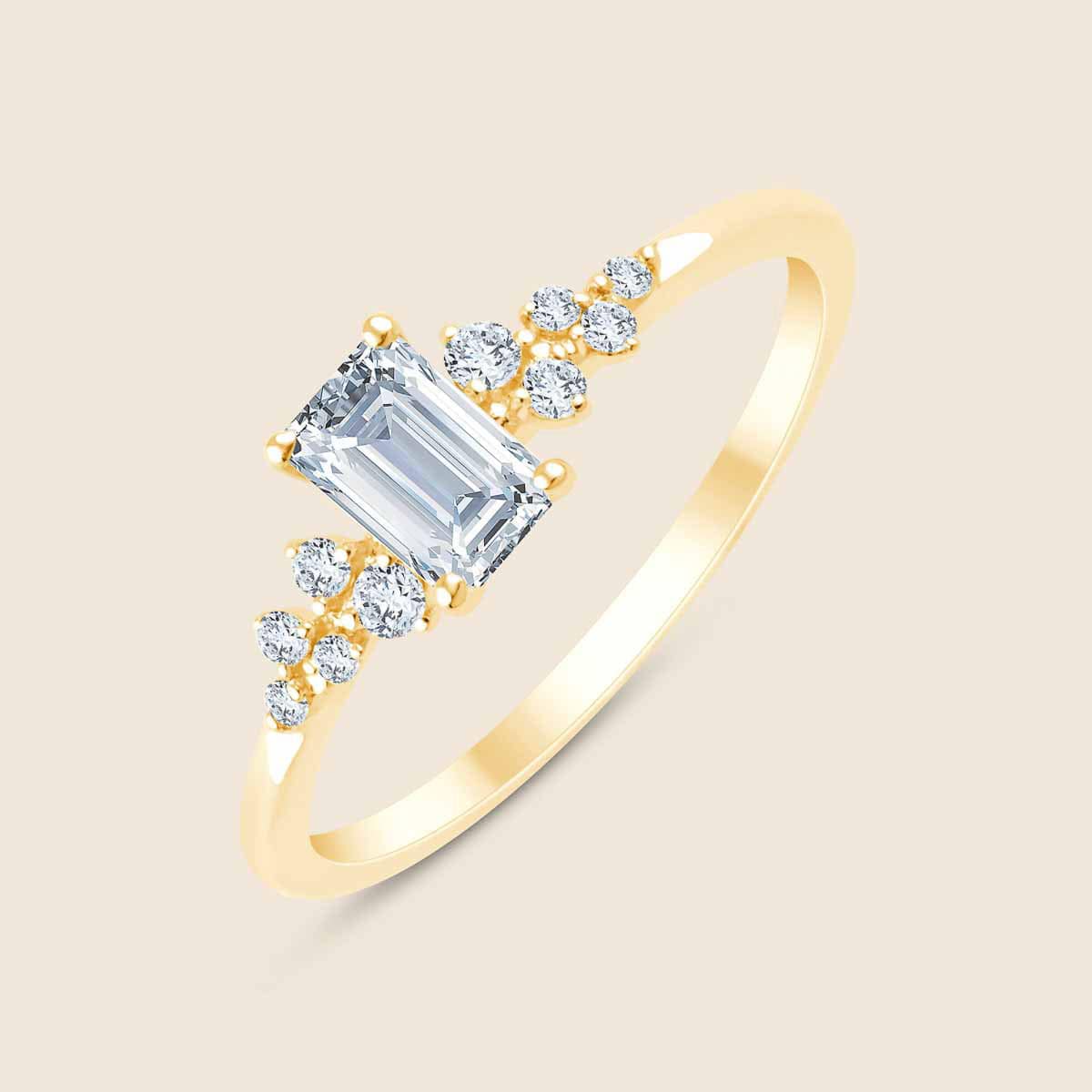 Stardust Emerald Ring mit Smaragd Schliff mit Labordiamant für Damen - Gelb / 18k Gold von Pukka Berlin Unkategorisiert online kaufen
