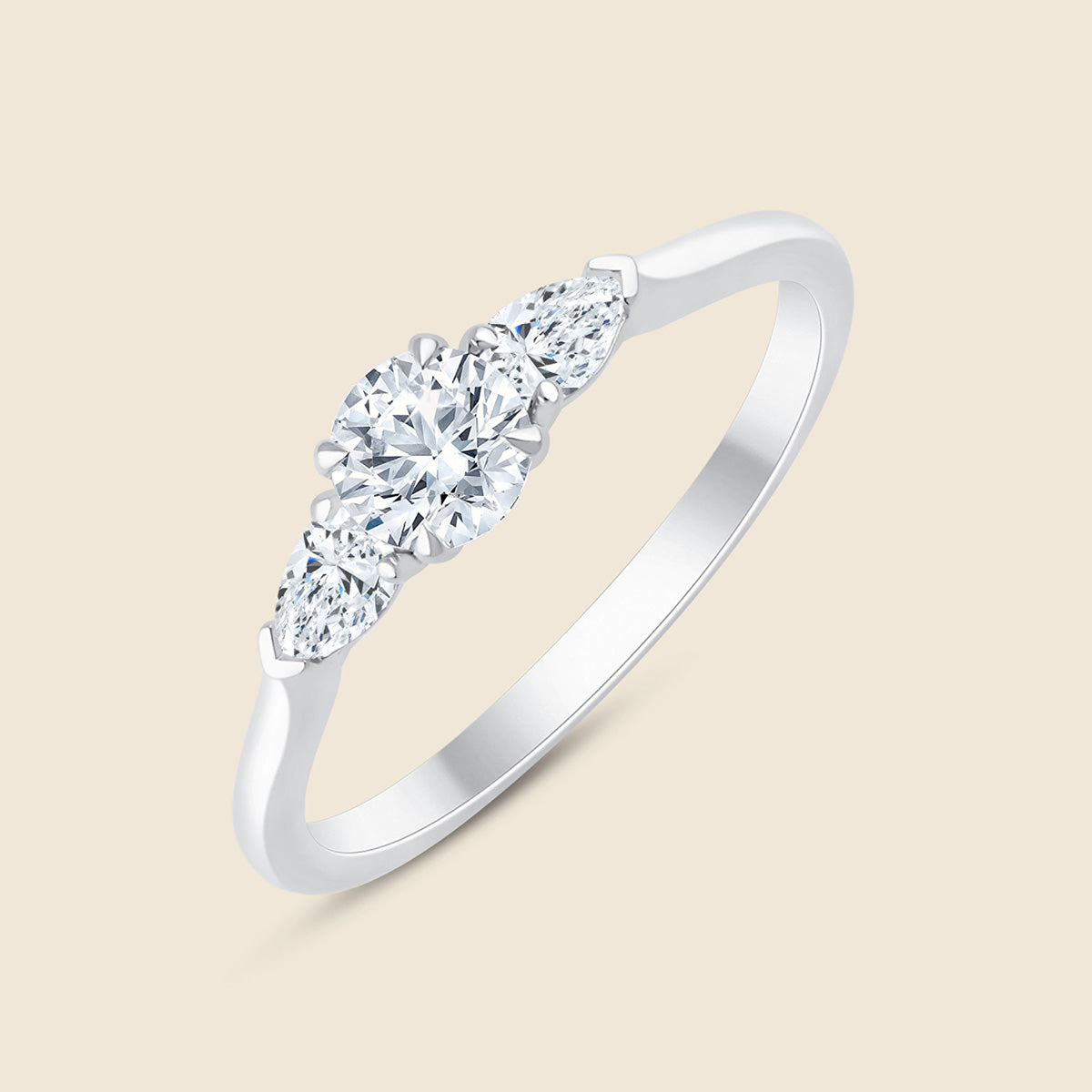 Lily Round Tri Elevated Ring Verlobungsring mit rundem Schliff mit Labordiamant für Damen - Weiß / 14k Gold von Pukka Berlin Unkategorisiert online kaufen Lily Round Tri Elevated Ring Verlobungsring mit rundem Schliff mit Labordiamant für Damen - Weiß / 14k Gold von Pukka Berlin Unkategorisiert online kaufen